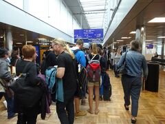 ヘルシンキ・ヴァンター空港の出国審査

先頭が見えないくらいホントにいつも混んでいる＞＜

日本人・韓国人専用の出国審査も同じような時刻の帰国便が多く混雑。