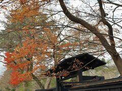 小田野家の門と名残りの紅葉。