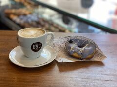 【89℃コーヒーショップ】

日本的なドーナツとカフェコンレイチ（ミルクコーヒー）で朝食を...

ああ、ほんのひと時の幸せ...