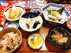 電車に乗って、三原へ向かう。
かわ蝶という、お寿司屋さんに入り、名物のタコを食べた。
タコ飯膳は、刺身、たこ飯、天ぷら、酢の物、味噌汁がついて、1880円。
駅の観光案内所で割引券を配っていて、それを使うと1800円になる。
ただし、1人につき、1枚必要。
タコ飯の量が、男には少ないかな～