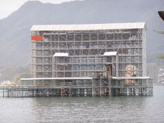 続いて、宮島・厳島神社へ。
鳥居は工事中だった。