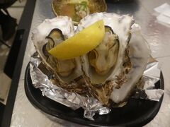 広島駅に戻ってきて、ディナー
駅ビルのekie広島に入っている、サカナカナッテに入る。
残念ながら、生牡蠣は、売り切れと言われてしまった。