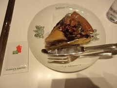 お茶の時間だったので少し並びました.
イノダコーヒで栗のタルトとコーヒー「アラビアの真珠」を