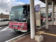 それではバスへ。
ターミナルを出て左手の秋田市内行きバス乗り場に停まっているバスに乗り込みます。