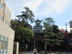 尾山神社バス停留所から少し歩き、交差点を曲がると、尾山神社　神門が見えてきました。尾山神社の前身は前田一族を祀っていた卯辰(うたつ)八幡宮で、1873年に今の場所へ移りました。