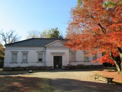 旧第六旅団司令部・この建物は明治３１年（１８９８）に第六旅団司令部として金沢城跡に建てられたものです。木造平屋建て、寄棟、桟瓦葺き、基礎立上り部煉瓦積み、縦長の上げ下げ窓を採用しています。平面的には中央玄関部分を外壁面から前に張り出させ、その屋根には妻面正面に見せ、正面性を強調されています。窓台やマグサ、玄関開口部、玄関屋根妻面のレリーフ、蛇腹などに当時の洋風建築の要素が見られます。