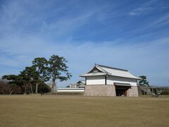 河北門・少し離れた所に見えました。金沢城の大手から入り、河北坂を上がったところに位置する「三の丸の正面」であり、金沢城の実質的な正門です。