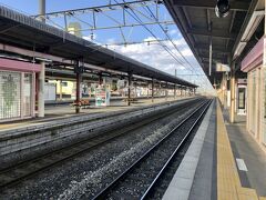 塩尻駅に到着しました。
中央東線と中央西線の分岐駅であり、篠ノ井線の起点駅という鉄道の要衝です。