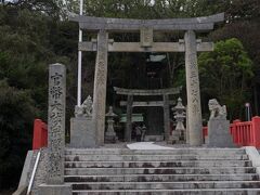 宗像大社の中津宮に参拝。港のすぐ近くにあります。
これまた振興の篤さを感じる趣のある神社です。