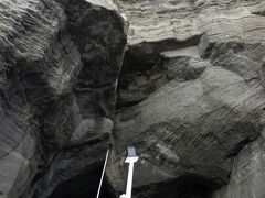 天窓洞は昭和10(1935)年に国の天然記念物に指定された凝灰岩で出来ている海触洞窟です。入口が東口、南口、西口と3つ在り、特に南口から入る洞窟は巾も広く長さは147mにも達します