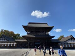 初めに観光したのは「瑞龍寺」。重厚な山門を中央に、左右対称に優美な造りです。