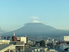 名古屋を出るときは真っ暗だった空も段々明るくなってきて富士山が綺麗に見えました。しかも今日は帽子かぶってる～
富士山が見えやすい席を予約しててよかった！