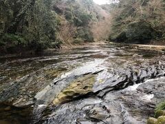 夏だとこういう岩場に寝転がって水浴びが楽しそうだな。