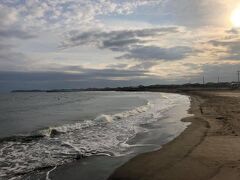 一宮海水浴場。朝からまったく陽がささなかったのに、到着直前に奇跡的に陽射しが。太陽を右上にして1枚。