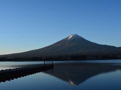 無風状態でないと湖面に写る逆さ富士がきれいに見えないですね。