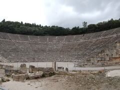 16時から40分間、エピダウロスの劇場を見学しました。2,500年前に作られたものですが、とても保存状態がいいです。