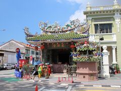 さらに南下すると、再び中国系の建物。

こちらは福建出身のヤップ（葉）一族の宗廟、1924年に建てられたという“ヤップ・コンシー”（Yap Kongsi、葉公司）です。

ちなみにヤップ・コンシーの入口にはインド系の観光客。

ミックスカルチャーの国マレーシアを象徴する光景ですね。