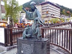 橋の中央、北側に猿と戯れる人物像があります。江戸時代の儒学者、林羅山（1583-1657）です。京都で生まれ、江戸に住んだ羅山の像が何故、下呂温泉に？
台座銘板に羅山と下呂温泉の関係が説明されていました。

林羅山は、「下呂温泉は、有馬、草津にならぶ「天下の三名泉」である」と紹介した江戸時代の有名人。像は、平成４年(1992)宿泊客150万人達成を記念して建立されたもので、彫刻家の斎藤勝弘の作品とのこと。