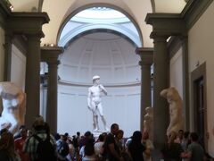 アカデミア美術館に入りました。
早速ダビデ像が見えるヽ(´▽｀)ノ