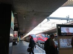 途中で列車が30分ほど止まってしまい遅れましたがローマ、テルミニ駅に到着しました。