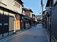 蹴上から地下鉄に乗り、東山へ。東山からバスで祇園へ移動。
花見小路・・・今まで何度も祇園に来ていますが、なぜかここは初めて。