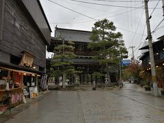 天橋立駅にインフォメーションがあり、観光コースの相談に乗ってもらえます。
本日は日帰りのため、伊根の舟屋は諦め、笠松公園に絞ります。

まず、智恩寺から。