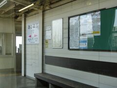 小郡駅。

山口県です。新幹線と山口線とに乗り換えが可能な駅、
では、もちろん、ありません。
その駅は、もう、新山口駅に改称して久しいですね。

基山駅から見ると、次の次の駅。
ホームだけ見るとわかりませんが、高架の上にあり、そこそこ大きそうにも感じられますが、ホームは１面１線だけ、列車の行き違いはできません。

列車の運行本数を増やすに当たり、行き違いに対応するため、基山駅寄りに信号場ができたりしているようです。

そして、この旅では久しぶりの（？）福岡県内に入りました。