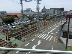 変なことばかり書いておりますが、
小郡駅は小郡市内の中心付近にあり、市には主要な駅となっている、はず。

高架から見える、こちらは、西鉄小郡駅。
西鉄天神大牟田線。いかにも幹線の雰囲気です。
甘木鉄道の小郡駅とは直接つながっていないようなのですが、十分に歩いて乗り換えできるぐらいの距離であるようです。
以前はもうちょっと距離があったところ、双方が歩み寄って？近くなったようです。