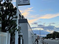 地下鉄東西線「二条城前」駅の写真。 

駅までも猛ダッシュしてきました。