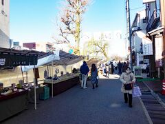 宮川朝市のお店が、川沿いに出されていました。ただ、お客の数は想像していた程ではありません。一通り見学してから、次の場所に向かいます。