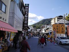 車を宿泊先に置いて、こんぴら詣でをします。参道には、色々なお店が並んでいます。