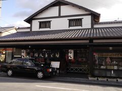 お昼もうどんということで、琴平駅からホテルに向かう途中にある、こちらのお店に入りました。