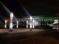 日産スタジアム。夜はライトアップされています