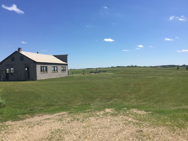 一番奥のこの建物には人や入り口を見かけないので引き返します。