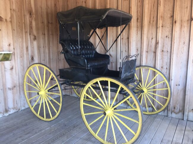 ビジターセンターには時代物の車。