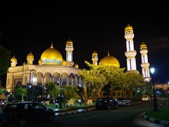 新しい国家的モスクであるジャミ・アス・ハサナル・ボルキア・モスク まで歩いてきました。暗い住宅地から歩いてきたこともあり、神々しく光り輝いて見えました。