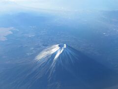 7：15　羽田空港発ANA451便　座席は27Ａ。
進行方向左側で日焼けするな～、と思っていたのですが、
7：40　ラッキーなことに富士山を真上から見ることができました　(^^