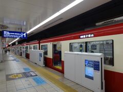 　10月に続き、今回の宿泊先も横浜方面なので、エアポート急行に乗って羽田を脱出します。前回は都営地下鉄の車両でがっかりしましたが、今回は京急の赤い電車でした。