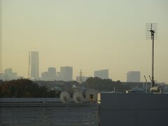 　新横浜グレイスホテルで、２日目の朝を迎えました。
　「看板の裏」しか見えない部屋かと思いきや、目を凝らすとランドマークタワーを発見！ 
