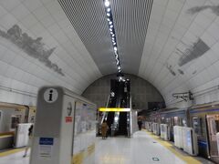 　みなとみらい線に直通し、終点、元町・中華街駅に到着。地下と思えぬボリュームがある、ドーム天井が特徴的です。
