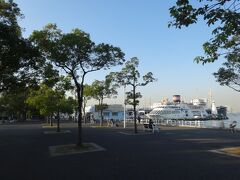 　道を渡って、山下公園へ。前回、鶴見まで来ながら「横浜らしい」風景に触れられなかったので、今回はミナト横浜を実感できるところまで来てみたかったのです。