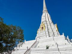 ◆14：00到着
アユタヤ南郊外にある白い塔、ワット プーカオ トーンに到着