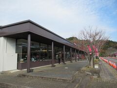 11：00　まず、有田焼のお店が連なる「アリタセラ」へ

