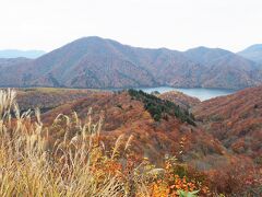 車窓は絶景続き
桧原湖、秋元湖、小野川湖の３つの湖を一望できるポイントもあります。