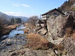 対面石
川に大きくせり出す巨岩