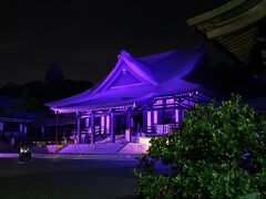 ８＜法多山尊永寺 本堂＞
山の上にある本堂にやっと到着。
ここは、奈良時代に行基が開いた歴史あるお寺。
暗闇に浮かび上がる本堂が、より荘厳に見える。