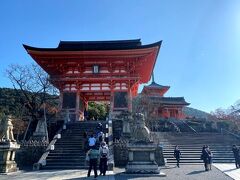 定番の清水寺。参道のおみやげも見れるし、はずせないです～