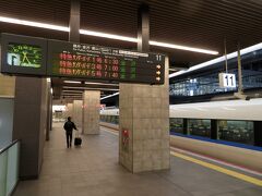 早朝の大阪駅。
大阪6：30発　サンダーバード1号4001Mに乗り込みます。