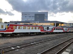 宮古市駅は、モダンな宮古市役所と直結しています。駅に降りて驚いたのは、降車した駅舎と、乗車する駅舎が異なります。降車するとついつい、帰りの電車の切符売り場や時刻を確かめたくなるのですが、この駅では、いったん外に出て、左の方の別の駅舎に入り直す必要があります。（乗車用駅舎は、JRと三陸線が共通で、お土産物売り場などもあります）