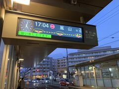 用を済ませて嵐電に乗ります。17時前、遠くでポンポン音が聞こえたのでふと見るとなぜか花火が上がってるではありませんか！後で知ったのですが、関西ローカル情報番組「せやねん！」の放送1000回記念に、2府4県で1000発の花火を打ち上げる企画だったようです。